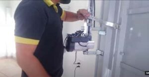 Técnico da Help Portões fazendo manutenção de portão automático em São Paulo