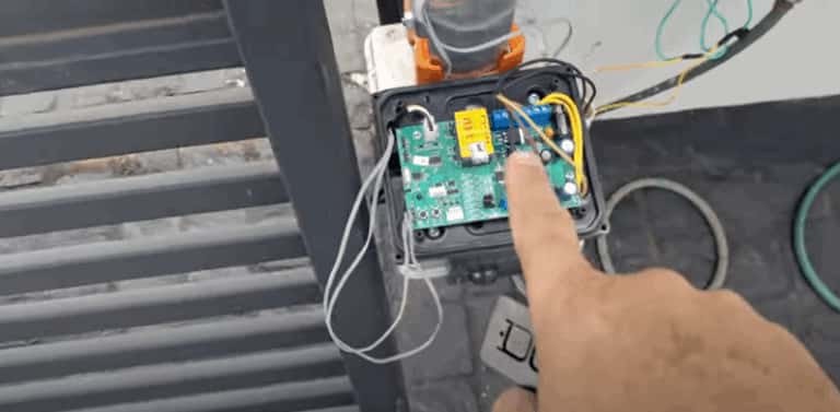 Especialista em portão automático realizando reparo rápido em São Paulo