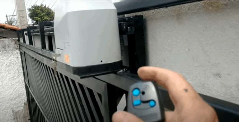 Profissional ajustando motor de portão de garagem com diagnóstico no local