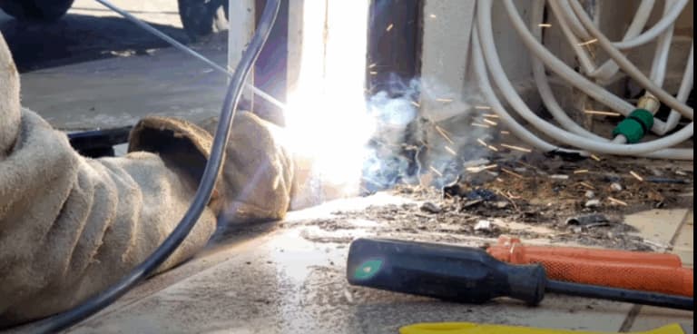 Técnico da Help Portões fazendo soldagem no portão automático em São Paulo