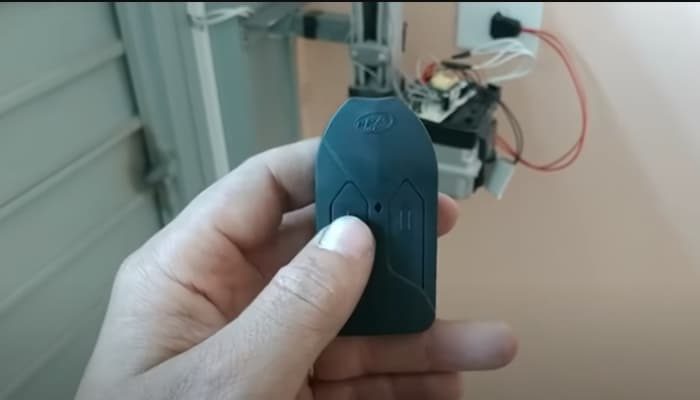 Controle remoto de portão automático em manutenção